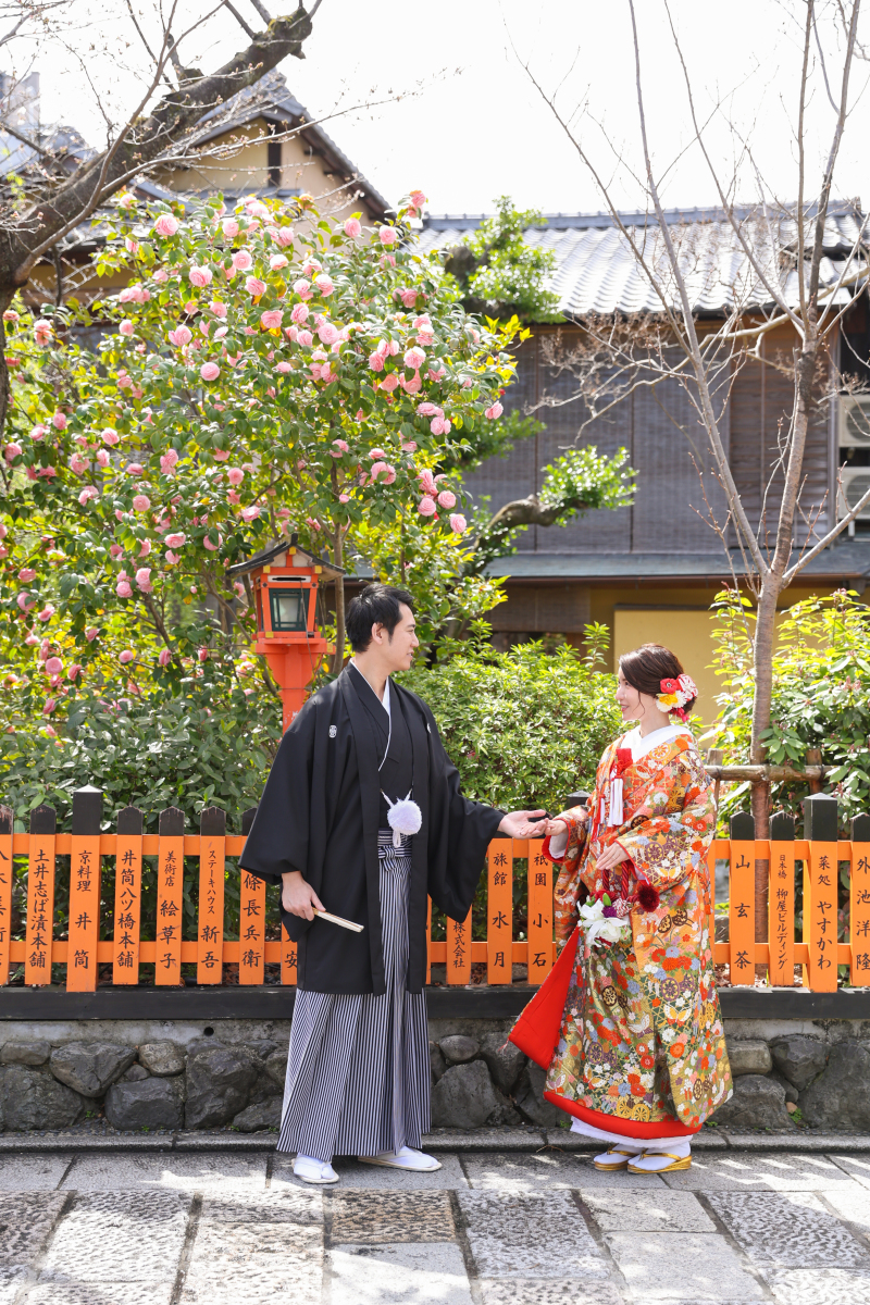 手を取り合って