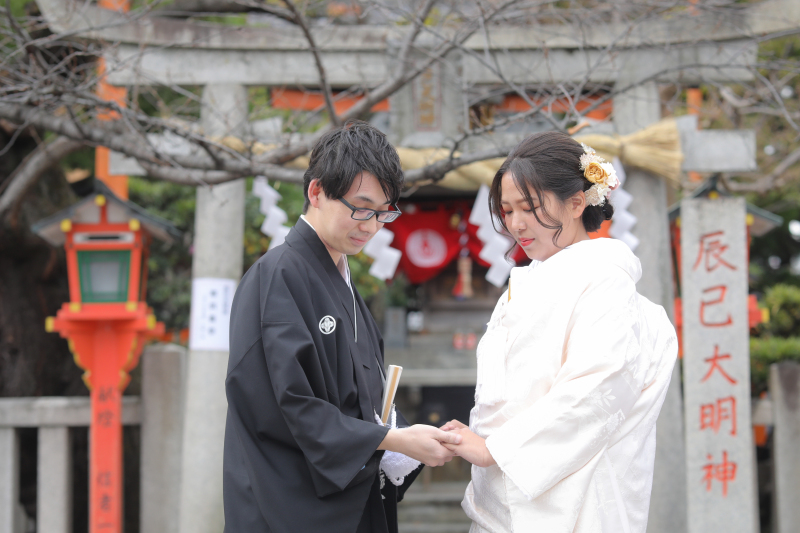辰巳大明神の前で