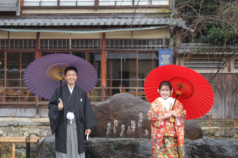 ⑅祇園の街に映える紫と赤の番傘⑅