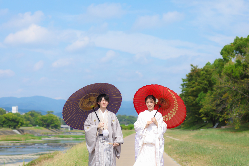 鴨川と青空を背景に