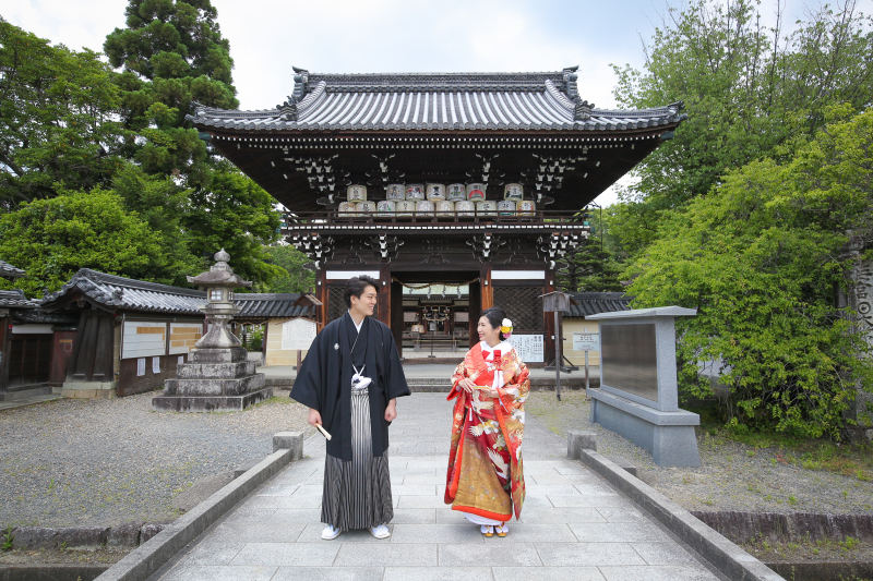 楼門にはたくさんの酒樽