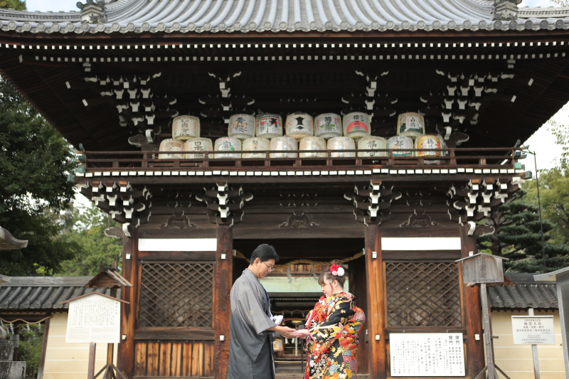 梅宮大社さんの大きな門をふたり占め