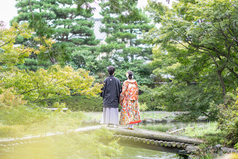 結びに後ろ姿のショットを