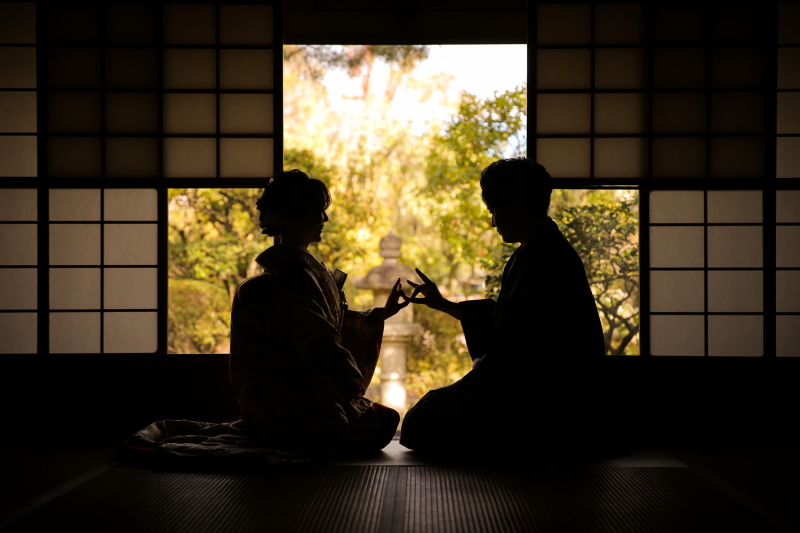 和室で影あそび