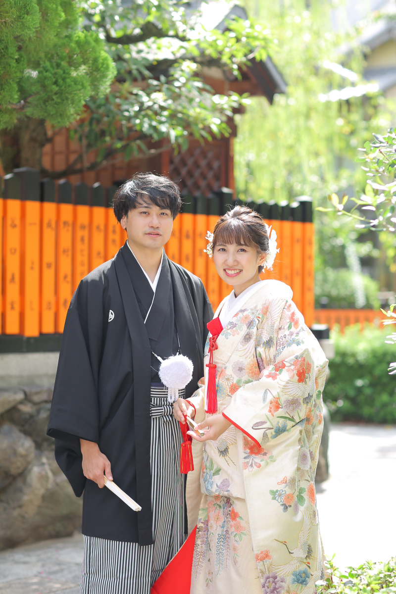 お扇子を持って