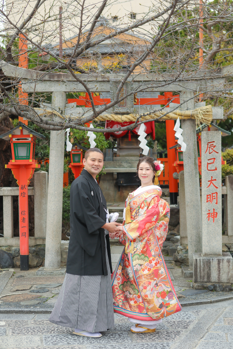 手を取り合って