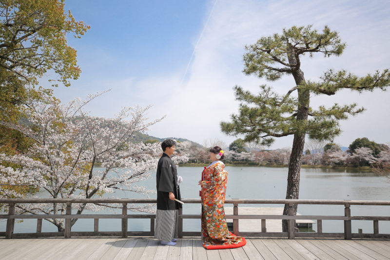 大沢池を背景に