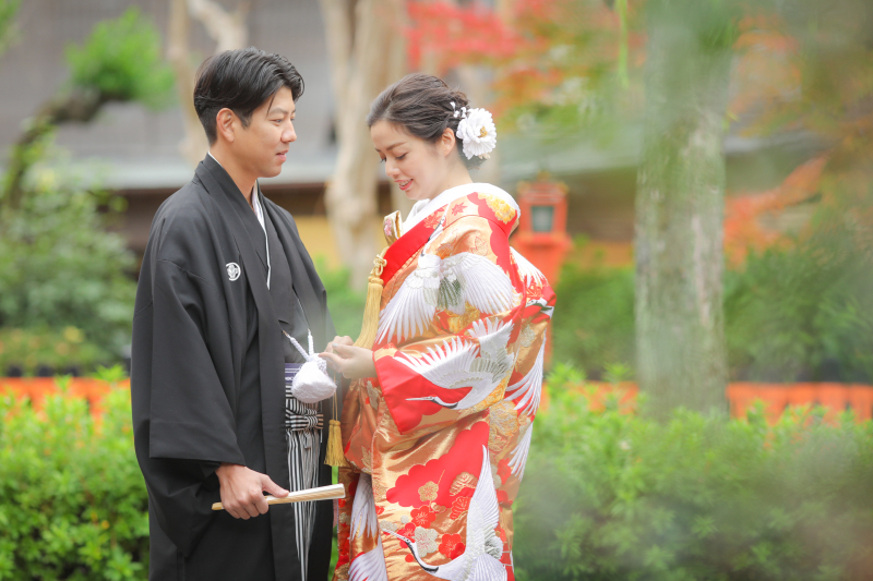 新婦様を優しく見つめる新郎様