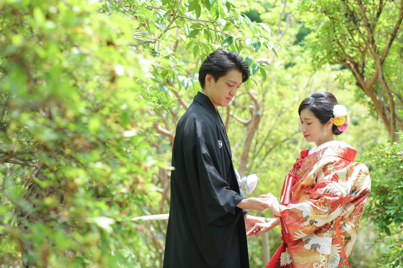 手を取りあって