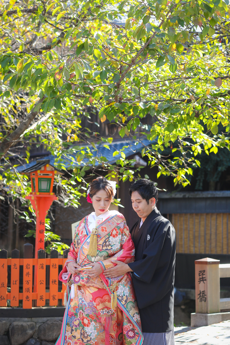 巽橋の前で