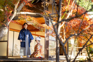 美しい紅葉の中で