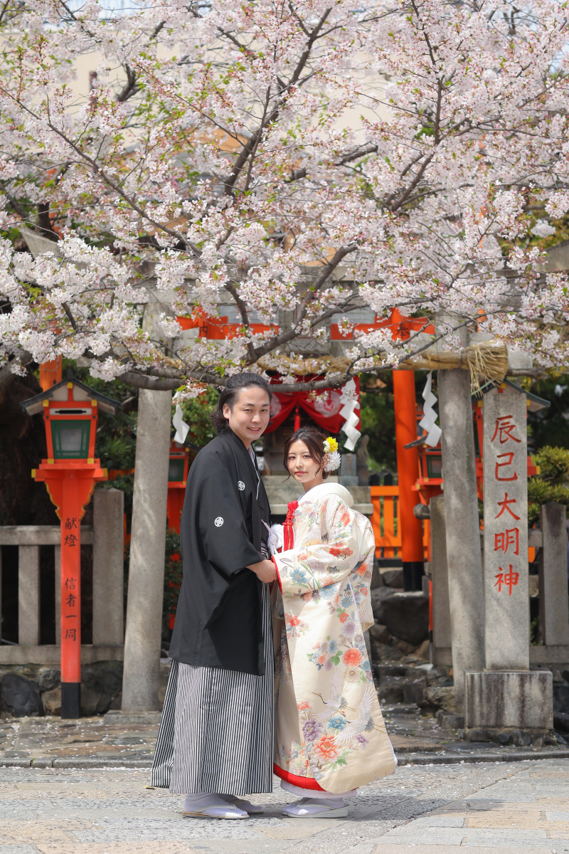 辰巳神社の前で