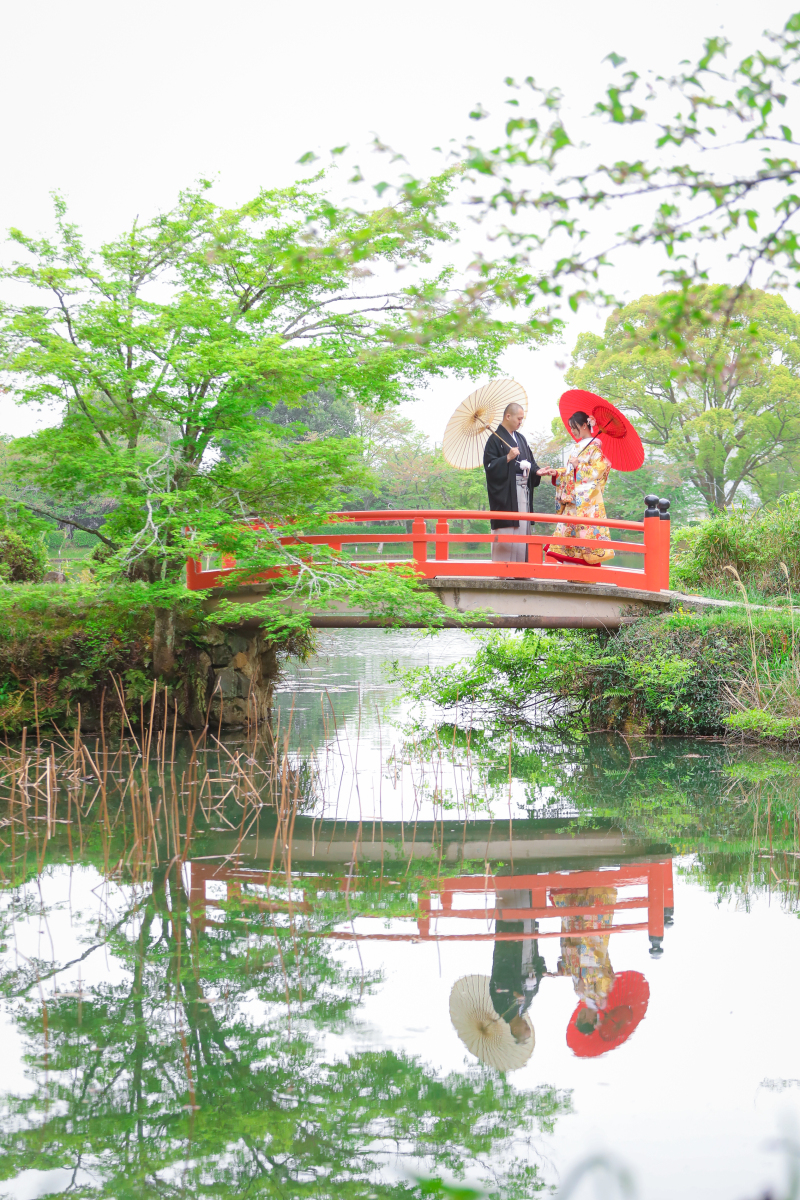 朱色橋と番傘と