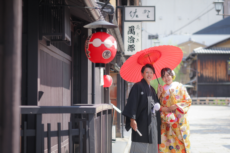 京都な建物の前でも