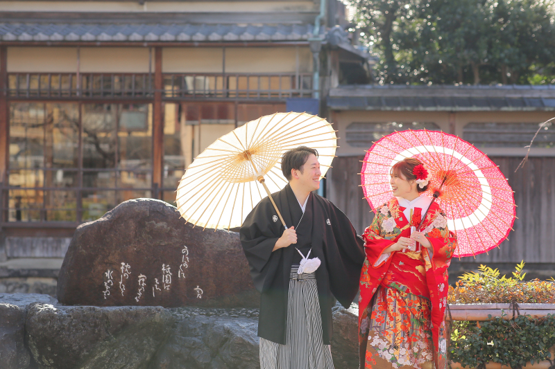 和傘の映えるかにかくに碑