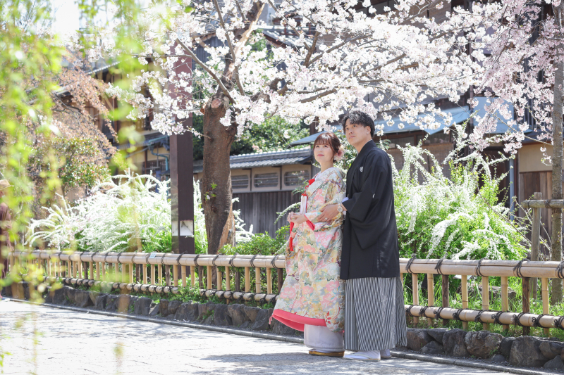 羽織り変えて祇園白川に到着!