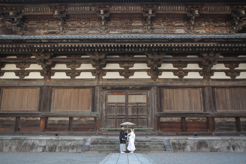 東寺の本堂を背景に