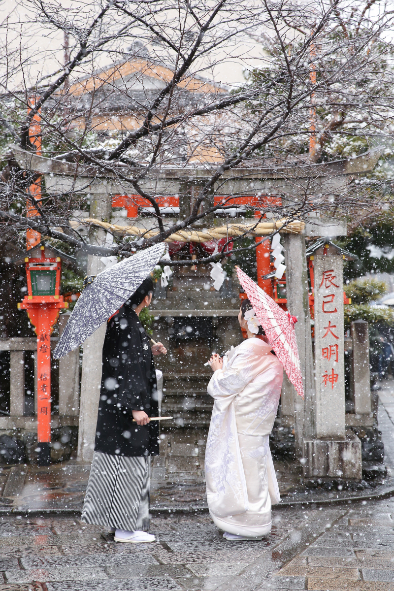記念に辰巳神社の前で