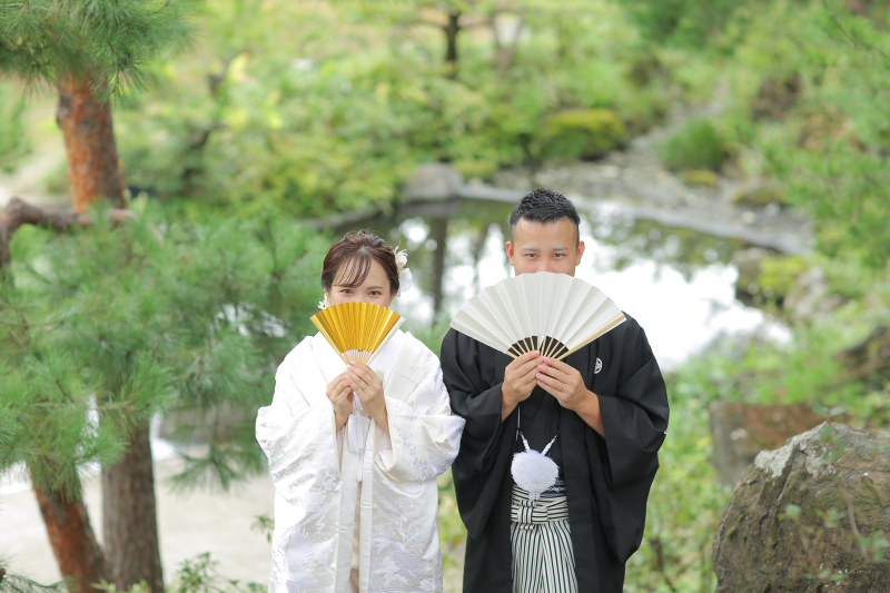 お庭の池や緑を背景に