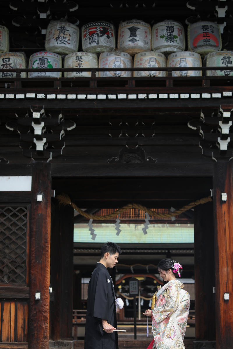 まずは随身門の前で