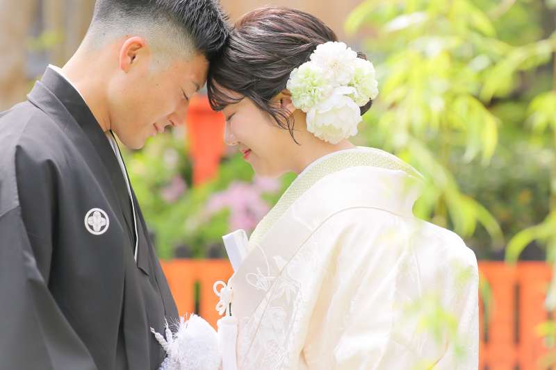 寄り添うように、頭を合わせて