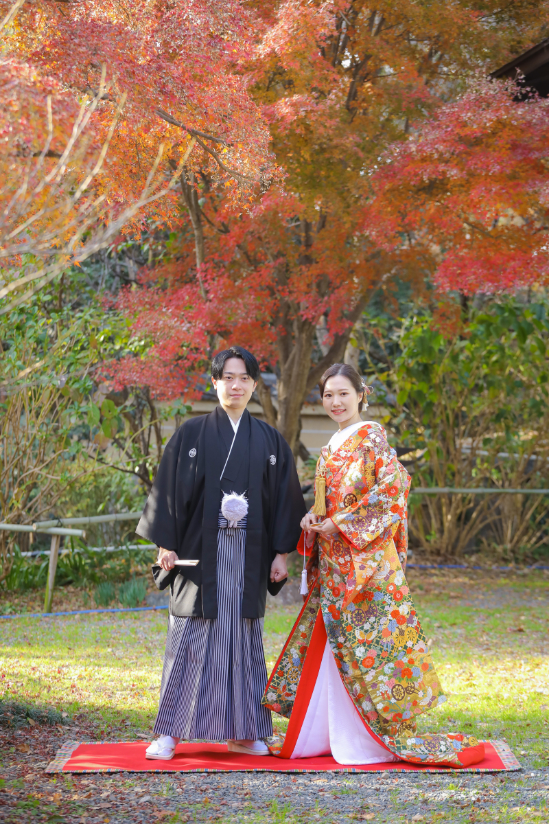 紅葉の木の下で