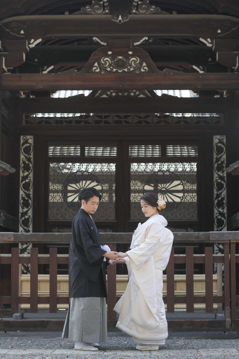 かっこよく、歴史的な建物の前でも