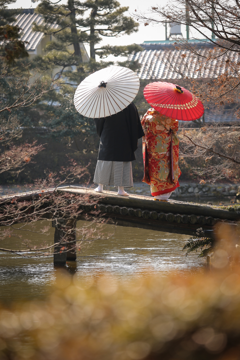 定番の橋で番傘ショット