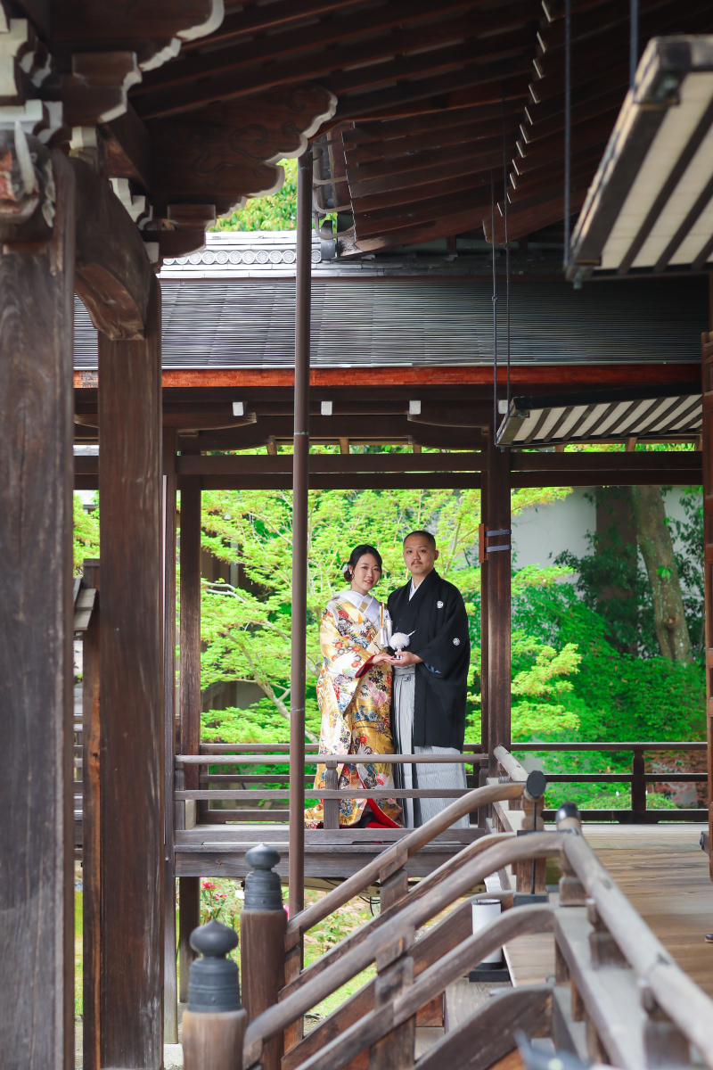 手をとりあって