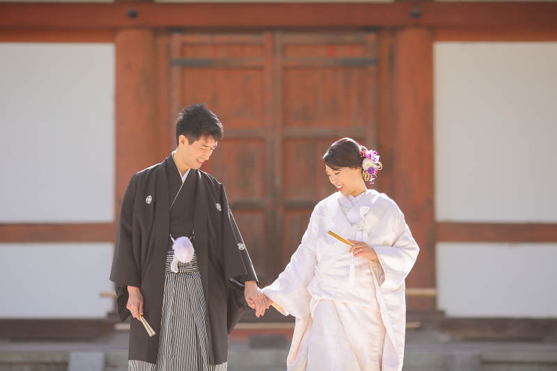 白無垢が映える朱色の講堂前