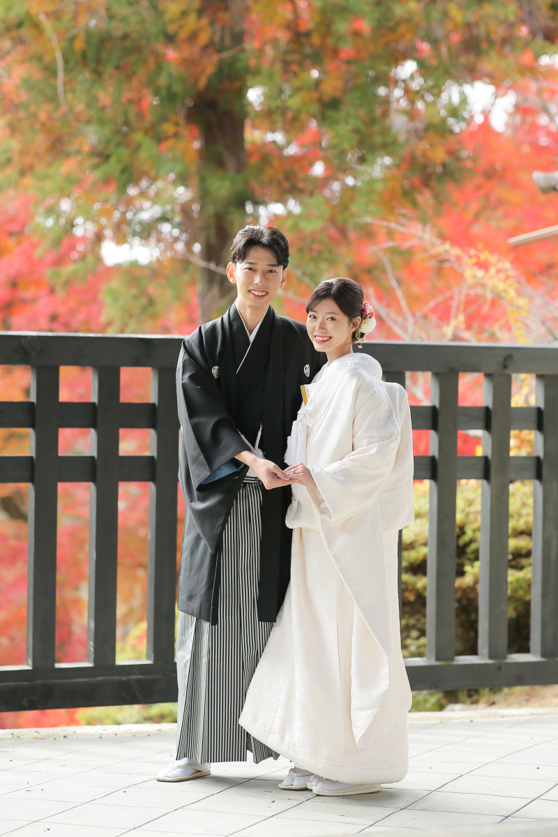 勅使門(ちょくしもん)の前で