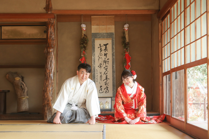 和室でお辞儀ポーズ