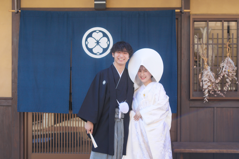 京都サロンの目印でもある暖簾の前で