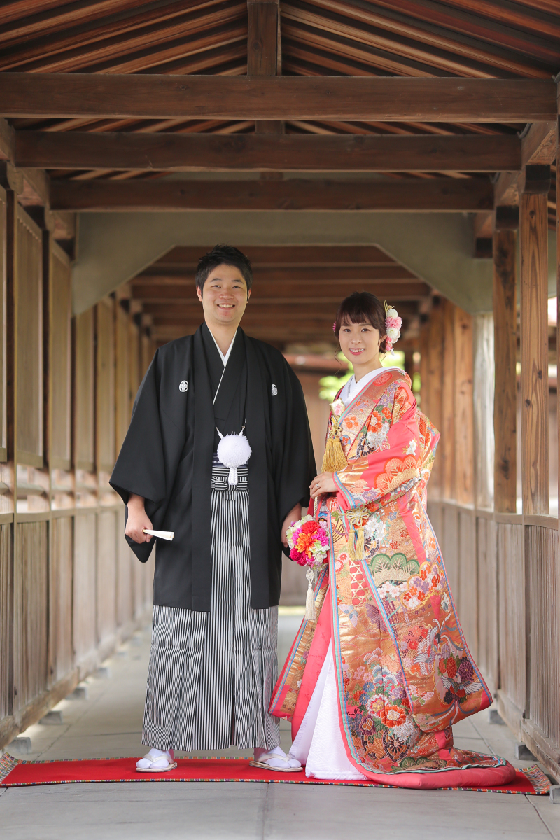 回廊で凛々しい立ち姿を