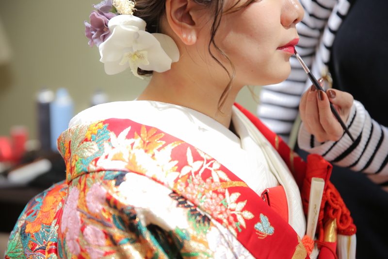 プロによるヘアメイクを