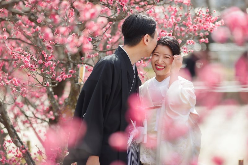 光を読みながら、その時1番美しい場所を選んで撮影します。お二人らしさを引き出すようなお声掛けもお任せください。