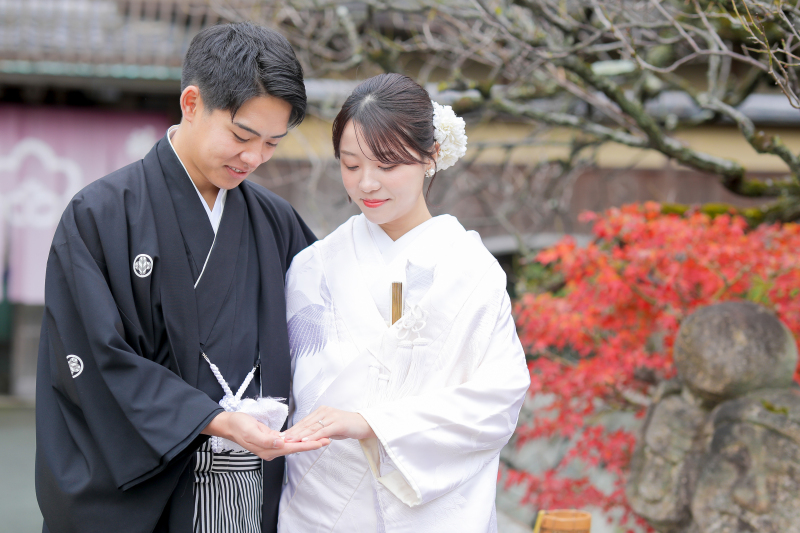 目線を外して雰囲気のある写真に.ᐟ 季節ごとに移り変わる景色を楽しんでいただきながら、撮影をおこなっていきます❀