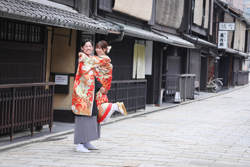 お2人の満面な笑顔♪ 京都で素敵なお写真を思い出に残しませんか？？