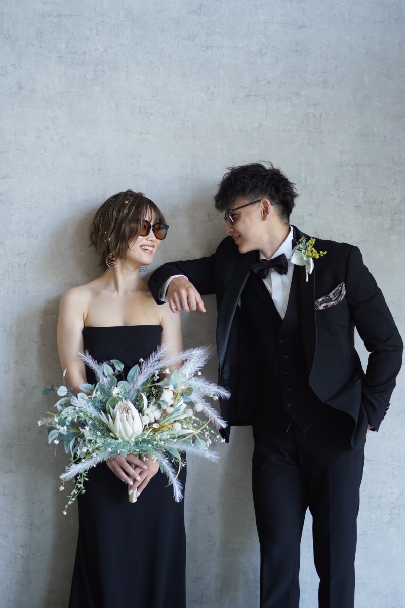 シンプルな背景でより一層ドレスも引き立つ