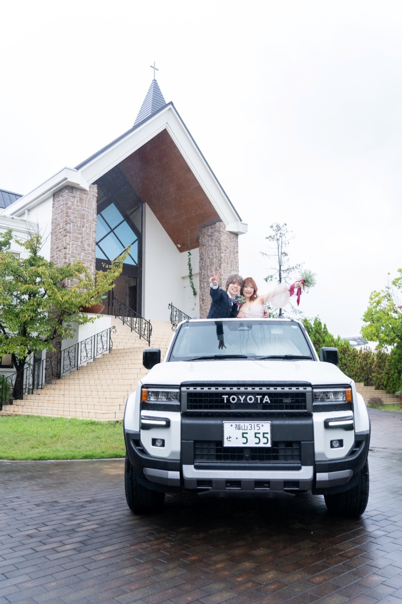 チャペル下の広場で大切な愛車と撮影