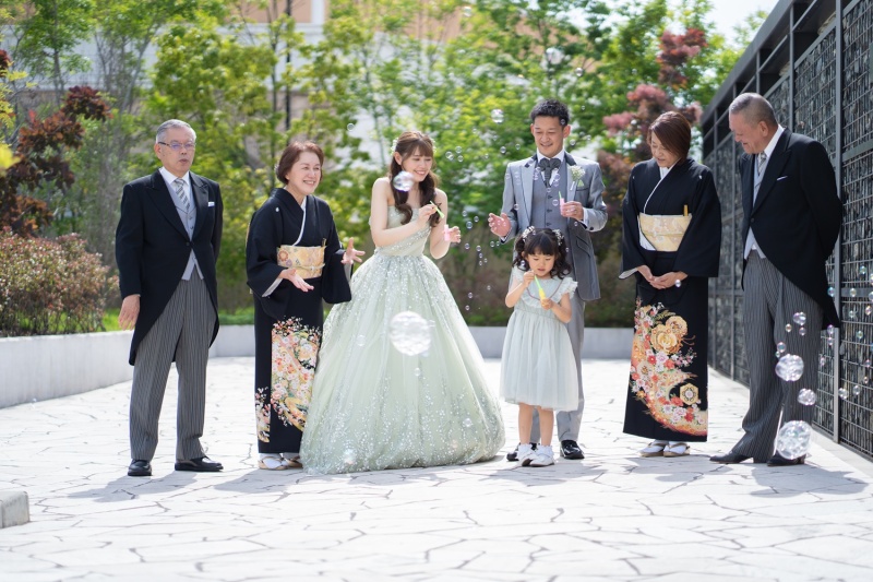 両家ご両親との写真をおふたりらしい雰囲気で