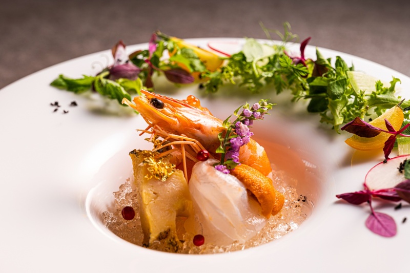 料理は式場専属のシェフによる手間をかけたコース