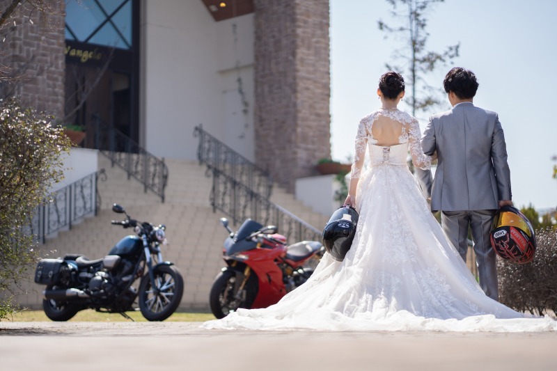 残2組【2025年12月までの撮影限定!ペアランチ券付】洋装チャペルフォト≪ドレス&タキシード1着+10カット撮影データ込≫