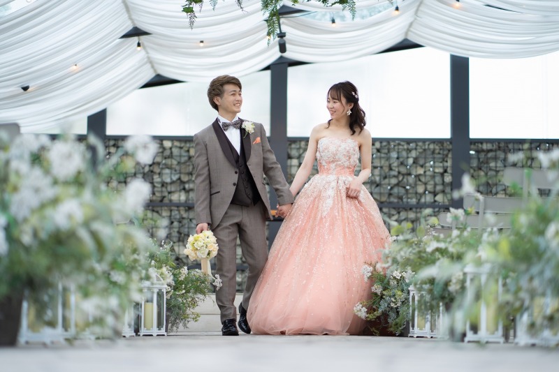 残2組【2025年12月までの撮影限定!ペアランチ券付】洋装チャペルフォト≪ドレス&タキシード1着+10カット撮影データ込≫