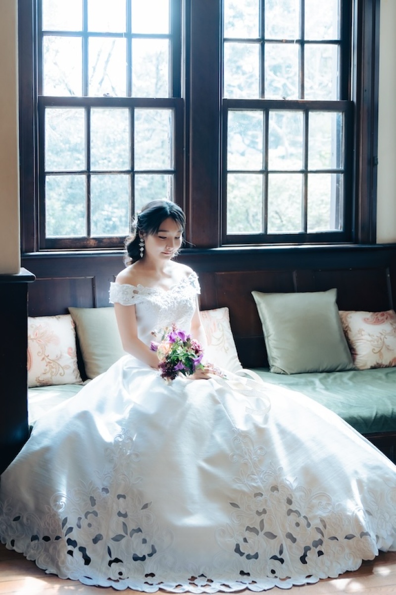 白く透き通るウェッディングドレス