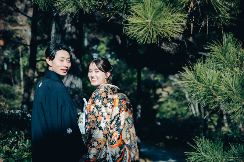 松の片隅に寄り添う二人