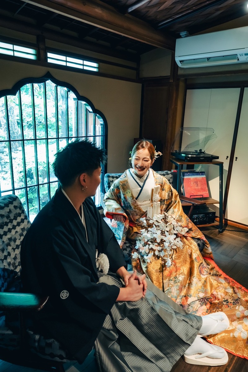 座っているお写真です