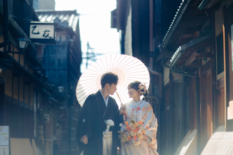 建物の影の中で光に照らされて