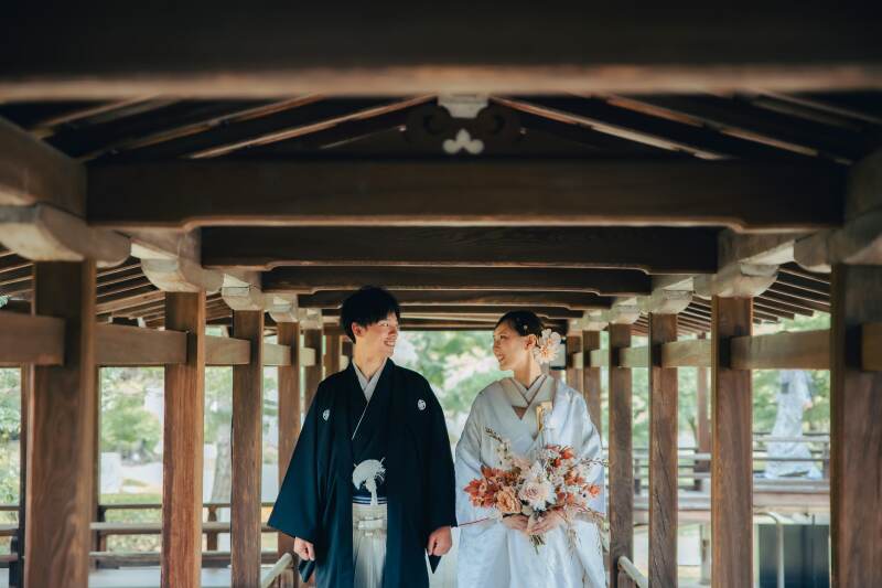 奥行き広がる渡り廊下で