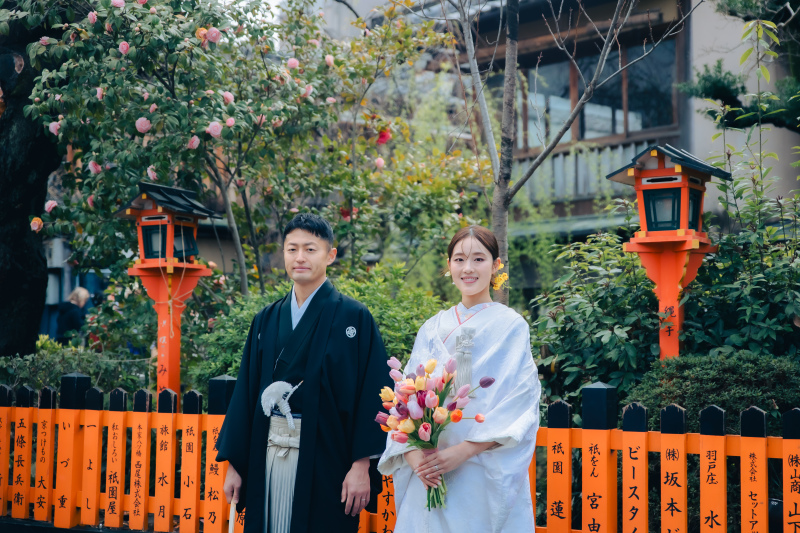 朱色の柵と一緒に